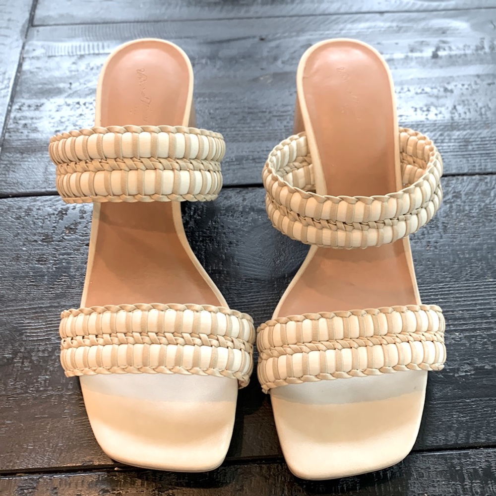 Universal Threads (Dolce Vida style) heeled mules in cream/tan